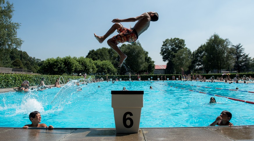 ARCHIV --- ZUM SDA-ARTIKEL ZUM ENDE DER BADESAISON STELLEN WIR IHNEN FOLGENDES BILD ZUR VERFUEGUNG --- Leute erfrischen sich in der Badeanstalt in Mendrisio, am Dienstag, 14. Juli 2015. (KEYSTONE/Ti-P ...