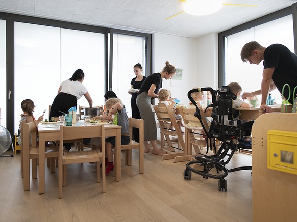 Kinder beim Mittagessen in einer Z�rcher Kita: Werden Kinder bereits in den ersten vier Lebensjahren gef�rdert, profitiert auch die Volkswirtschaft. (Symbolbild)