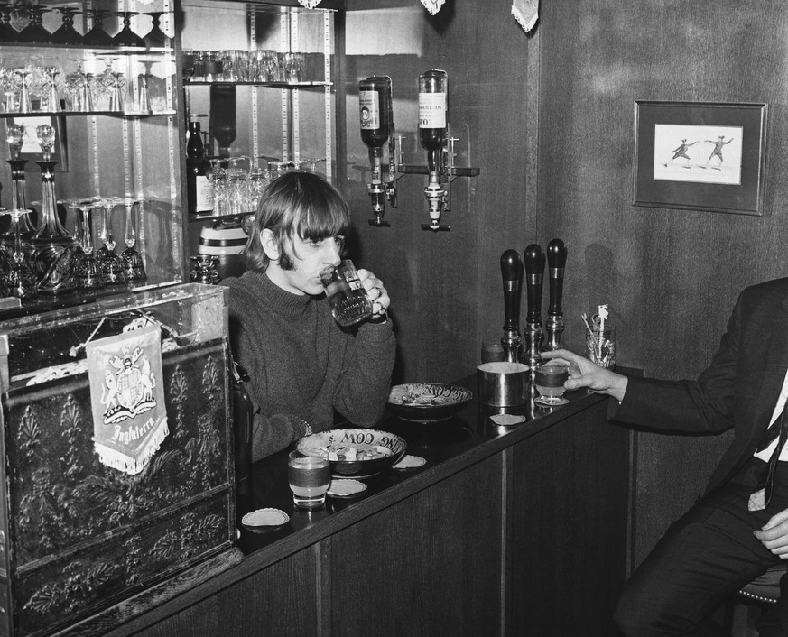 Ringo von den Beatles in seinem Pub The Flying Cow auf dem Grundstück seines Wohnsitzes Sunny Heights in Weybridge, Surrey, 1965
https://www.facebook.com/groups/hippiehour/posts/250019397030157/