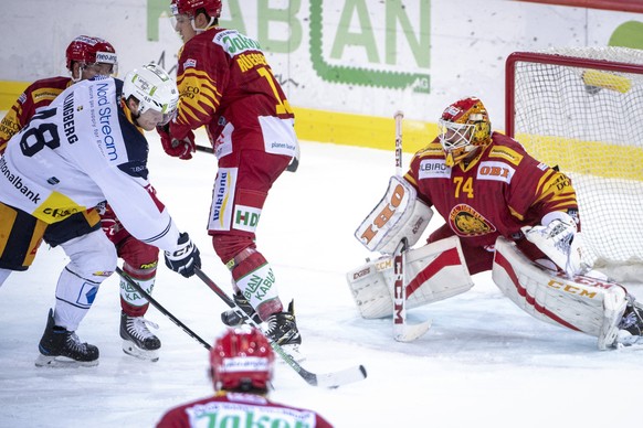 Tigers Goalie Ivars Punnenovs , kaempft um den Puck, gegen Zugs Carl Klingberg, links, waehrend dem Meisterschaftsspiel der National League, zwischen den SCL Tigers und die EV Zug, am Freitag 30. Nove ...