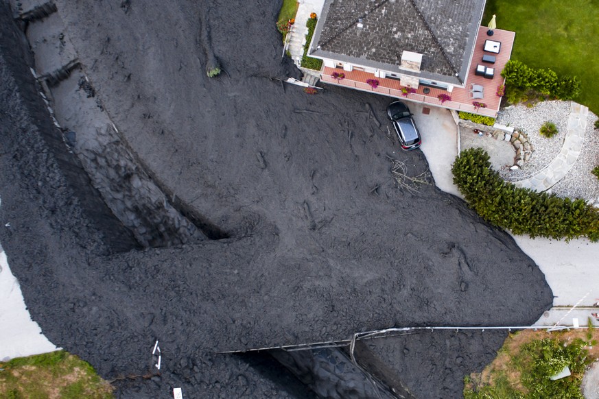 Une vue aerienne montre la riviere, la Losentse, qui est sortie de son lit et qui a provoque une coulee de boue ce mardi 7 aout 2018 dans le village de Chamoson en Valais. (KEYSTONE/Maxime Schmid)