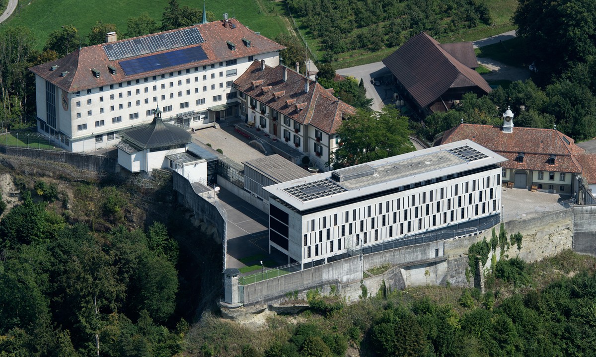 ARCHIV -- Die Strafanstalt Thorberg am Mittwoch, 6. Juli 2011 auf dem Thorberg bei Bern. Der Direktor der Berner Strafanstalten Thorberg steht in der Kritik und die Vorwuerfe wegen Fuehrungsmaengeln r ...