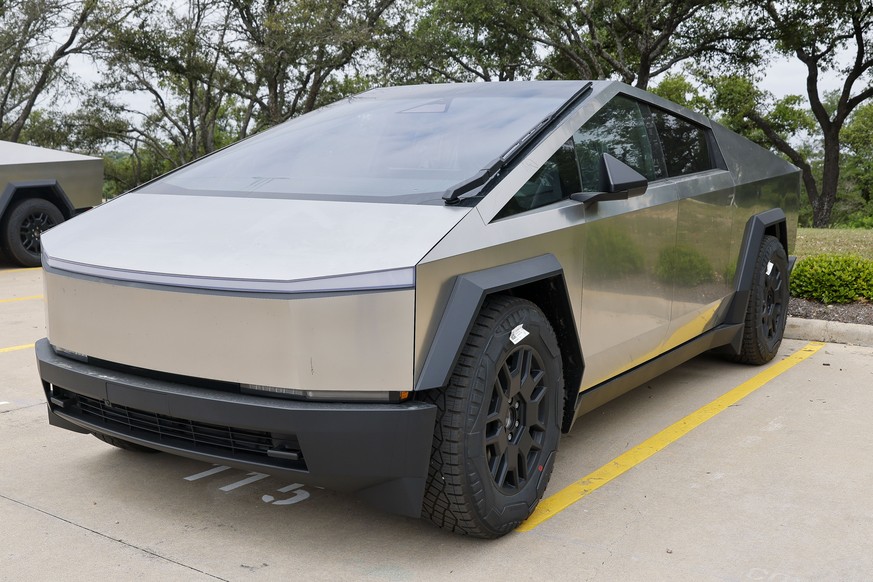 epaselect epa11289312 A general view of a Cybertruck parked in a parking lot in Austin, Texas, USA, 19 April 2024. Tesla has recalled all 3,878 of their Cybertrucks due to a faulty accelerator pedal w ...