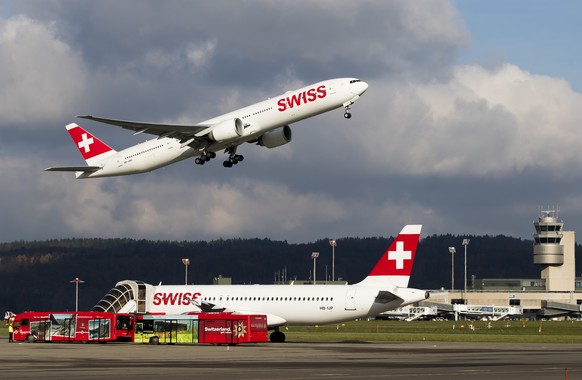 Eine Boeing 777-300 von Swiss Airlines startet auf der Piste 16 am Flughafen Zuerich, am Dienstag, den 14. November 2017, in Kloten. (KEYSTONE/Christian Merz)