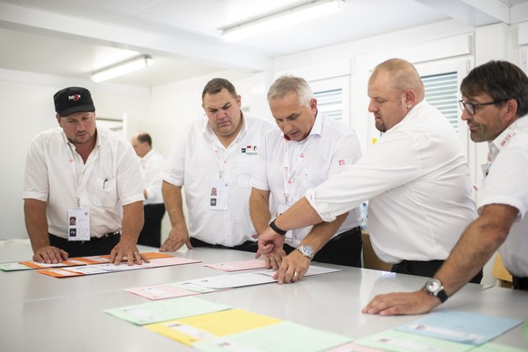 Samuel Feller, Eidgenoessischer Technischer Leiter, Mitte, bespricht mit seinem Team die Einteilung der Gaenge am Eidgenoessischen Schwing- und Aelplerfest (ESAF) in Zug, am Samstag, 24. August 2019.  ...