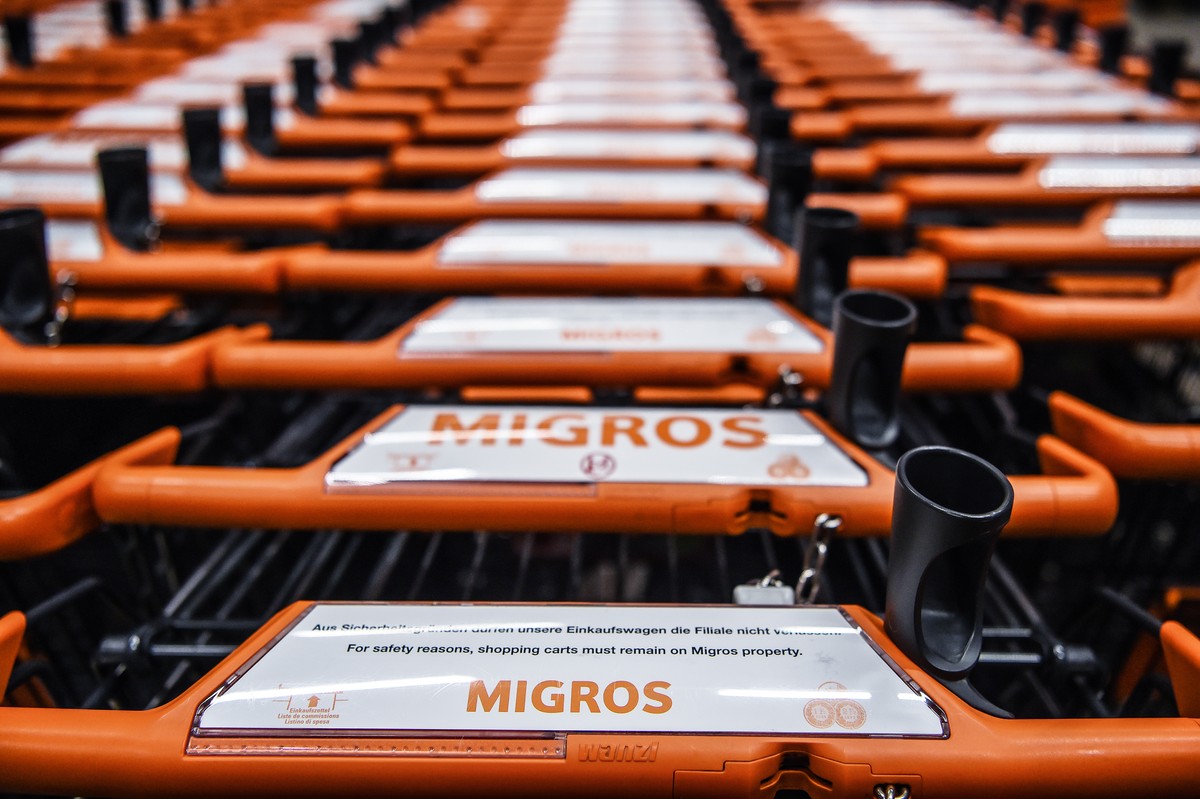 ARCHIVBILD ZU DEN UMSATZZAHLEN VON MIGROS --- Einfkauswagen mit Logo von der Migros beim Ladeneingang, fotografiert am Samstag, 17. Februar 2018, am Flughafen Zuerich. (KEYSTONE/Melanie Duchene)