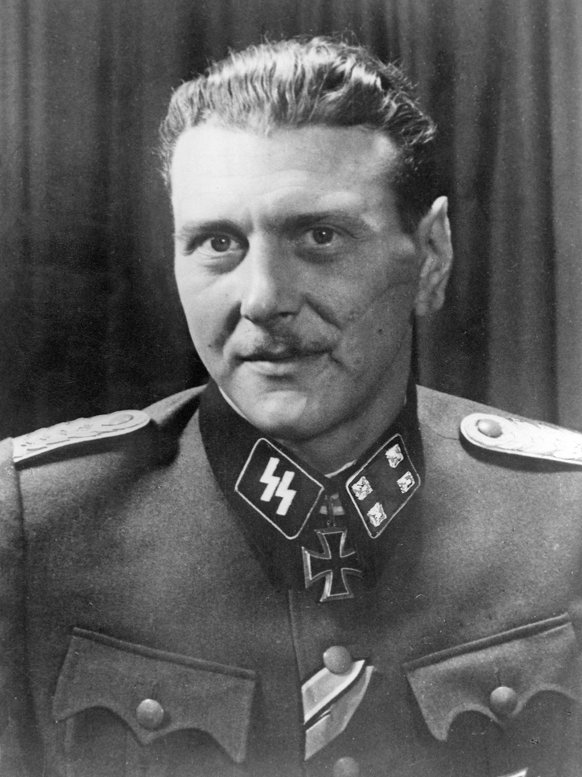 Otto Skorzeny, um 1943.
https://commons.wikimedia.org/wiki/File:Otto_Skorzeny_portait.jpg?uselang=de