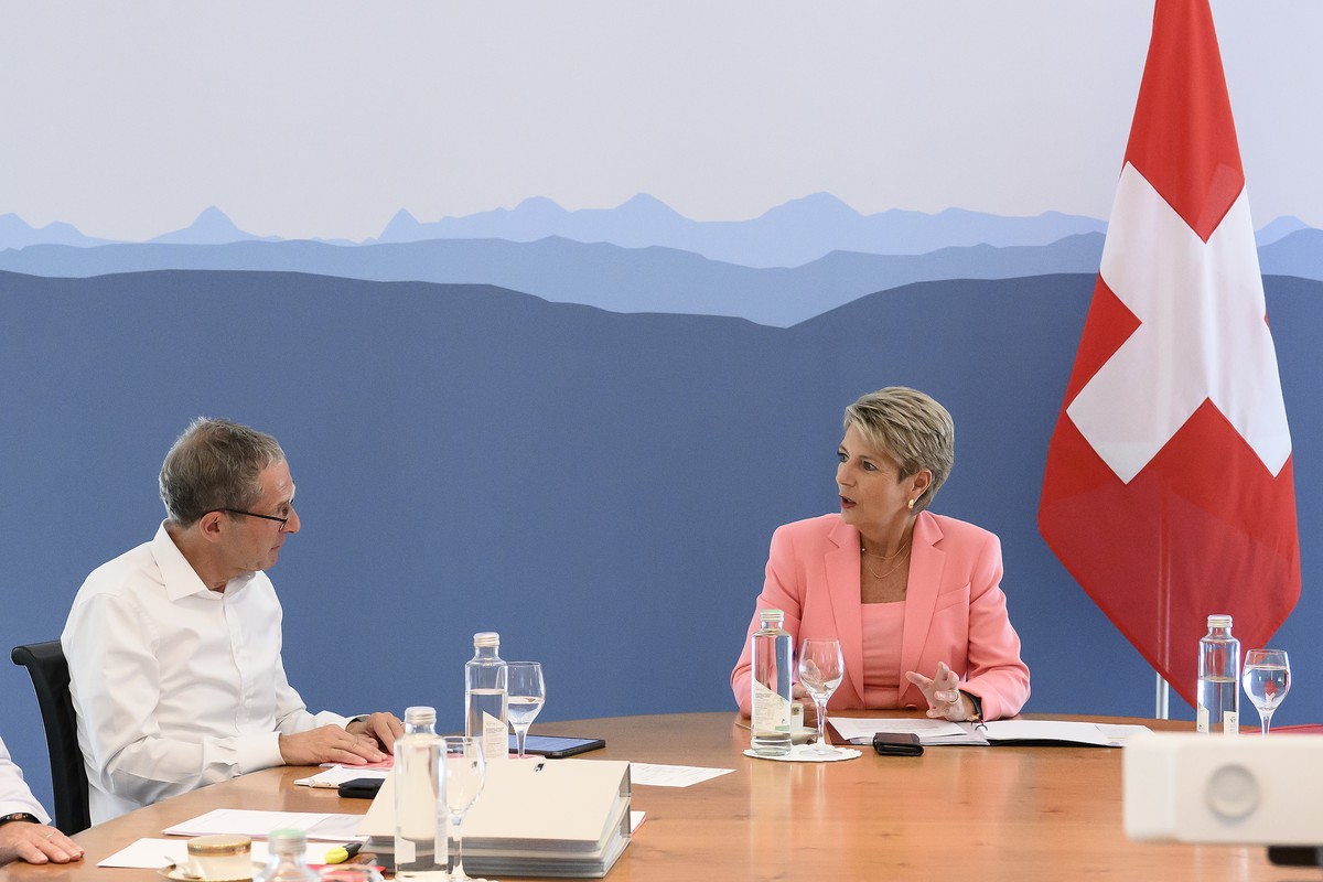 Alt-Regierungsrat Urs Hoffmann, links, und Bundesraetin Karin Keller-Sutter, rechts, sprechen kurz vor des Erstes Treffen der Evaluationsgruppe Status S, am Donnerstag, 7. Juli 2022, im Bernerhof, in  ...
