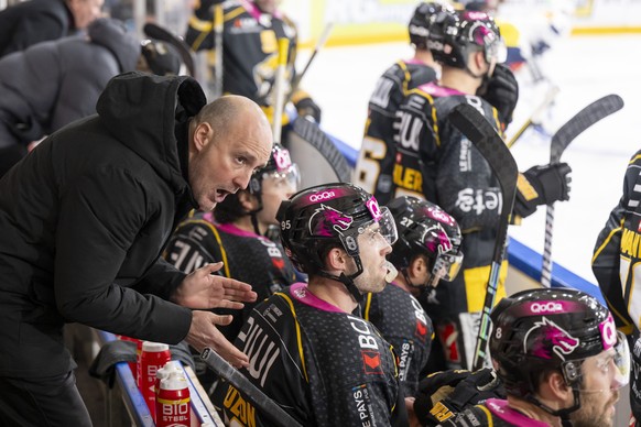 Ajoies Cheftrainer Christian Wohlwend, links, feuert seine Mannschaft an im Eishockey-Qualifikationsspiel der National League zwischen dem HC Ajoie und dem HC Ambri-Piotta in der Raiffeisen Arena in P ...