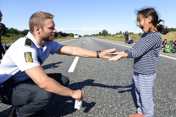 Dänischer Polizist und Flüchtlingsmädchen im September.