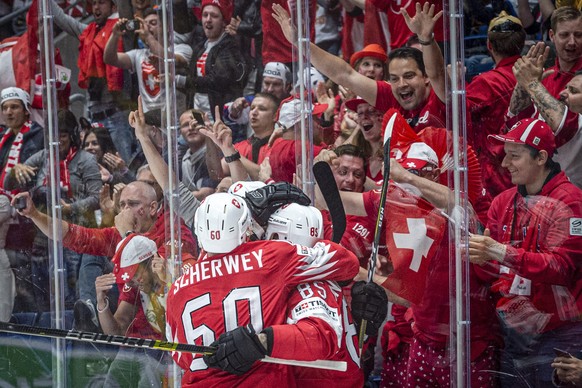 Switzerland`s Sven Andrighetto and the team celebrater after scoring 1:0 during the game between Sweden and Switzerland, at the IIHF 2019 World Ice Hockey Championships, at the Ondrej Nepela Arena in Bratislava, Slovakia, on Saturday, May 18, 2019. (KEYSTONE/Melanie Duchene)