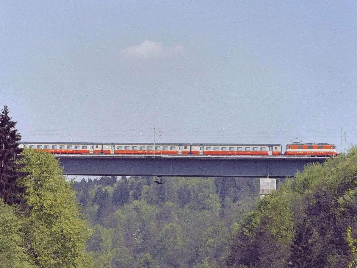 Le Swiss Express franchit le pont sur la Reuss, sur la ligne de l’Heitersberg.
https://www.sbbarchiv.ch/detail.aspx?ID=478939
