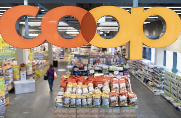 ARCHIV - ZU DEN JAHRESZAHLEN VON COOP -- The logo of retailer Coop at the Coop branch in the shopping center Seewen Markt in Seewen, Canton of Schwyz, Switzerland, on May 15, 2018. (KEYSTONE/Gaetan Ba ...