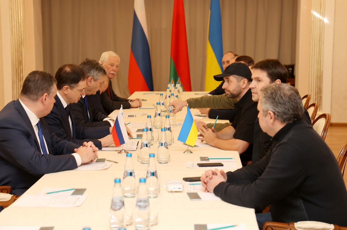 epa09791535 A handout photo made available by BelTA news agency shows Russian delegation (L), including Russian presidential aide Vladimir Medinsky (2-L), and Ukrainian delegation (R) attending Russia ...