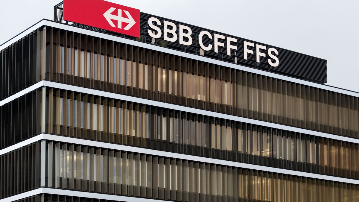 ZUR BILANZMEDIENKONFERENZ DER SBB, AM DONNERSTAG, 26. MAERZ 2015, STELLEN WIR IHNEN FOLGENDES ARCHIVBILD ZUR VERFUEGUNG - Das Logo der SBB am neuen Hauptsitz (von Architekten Lussi und Halter) aufgeno ...