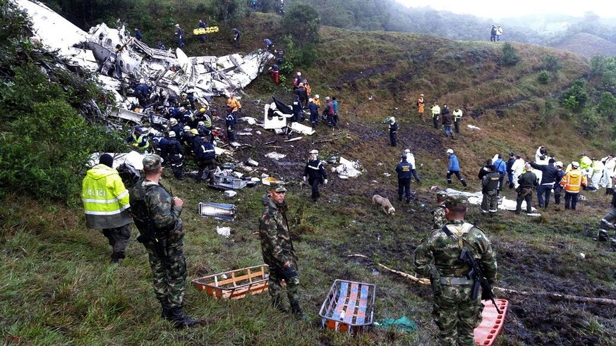 epa05652324 A handout picture provided by the Colombian Air Force shows Rescue teams at the scene of the plane crash in the municipality of La Union, Department of Antioquia, Colombia, 29 November 201 ...