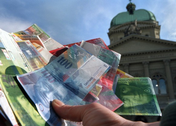 Ein Buendel verschiedener Geldscheine aufgenommen vor dem Bundeshaus in Bern, am 11. Maerz 2003. (KEYSTONE/Martin Ruetschi) : FILM, gestellte Aufnahme]