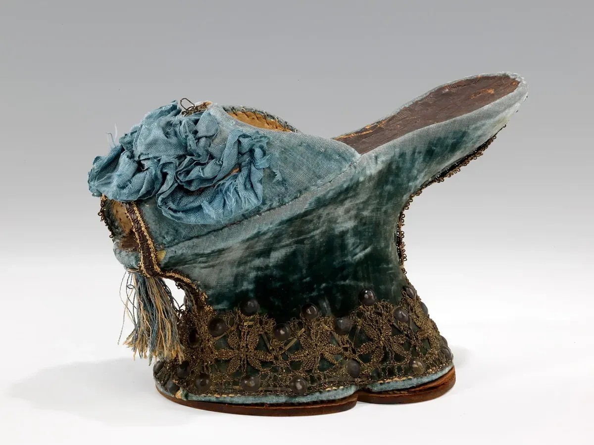 Zur Fortbewegung waren Dienerinnen als seitliche Stützen notwendig: Chopinen aus Italien aus der Zeit zwischen 1590 und 1610 ...
https://www.metmuseum.org/art/collection/search/156120