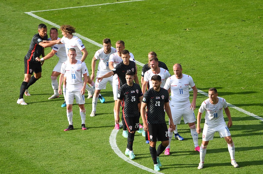 epa09283633 Czech Republic players and Croatia players line up before a free-kick during the UEFA EURO 2020 group D preliminary round soccer match between Croatia and the Czech Republic in Glasgow, Br ...