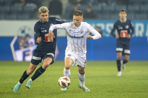 Becir Omeragic, mitte, von Zuerich im Spiel gegen Pascal Schuerpf, links, von Luzern beim Super League Meisterschaftsspiel zwischen dem FC Luzern und dem FC Zuerich vom Samstag, 15. April 2023 in Luze ...