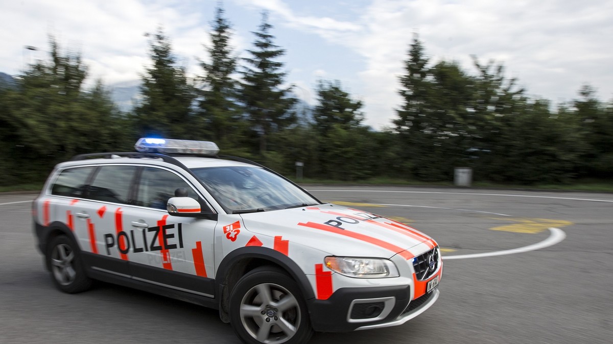 Chemikalie lief aus Fässern aus: Feuerwehreinsatz auf Fabrikareal in Sachseln OW