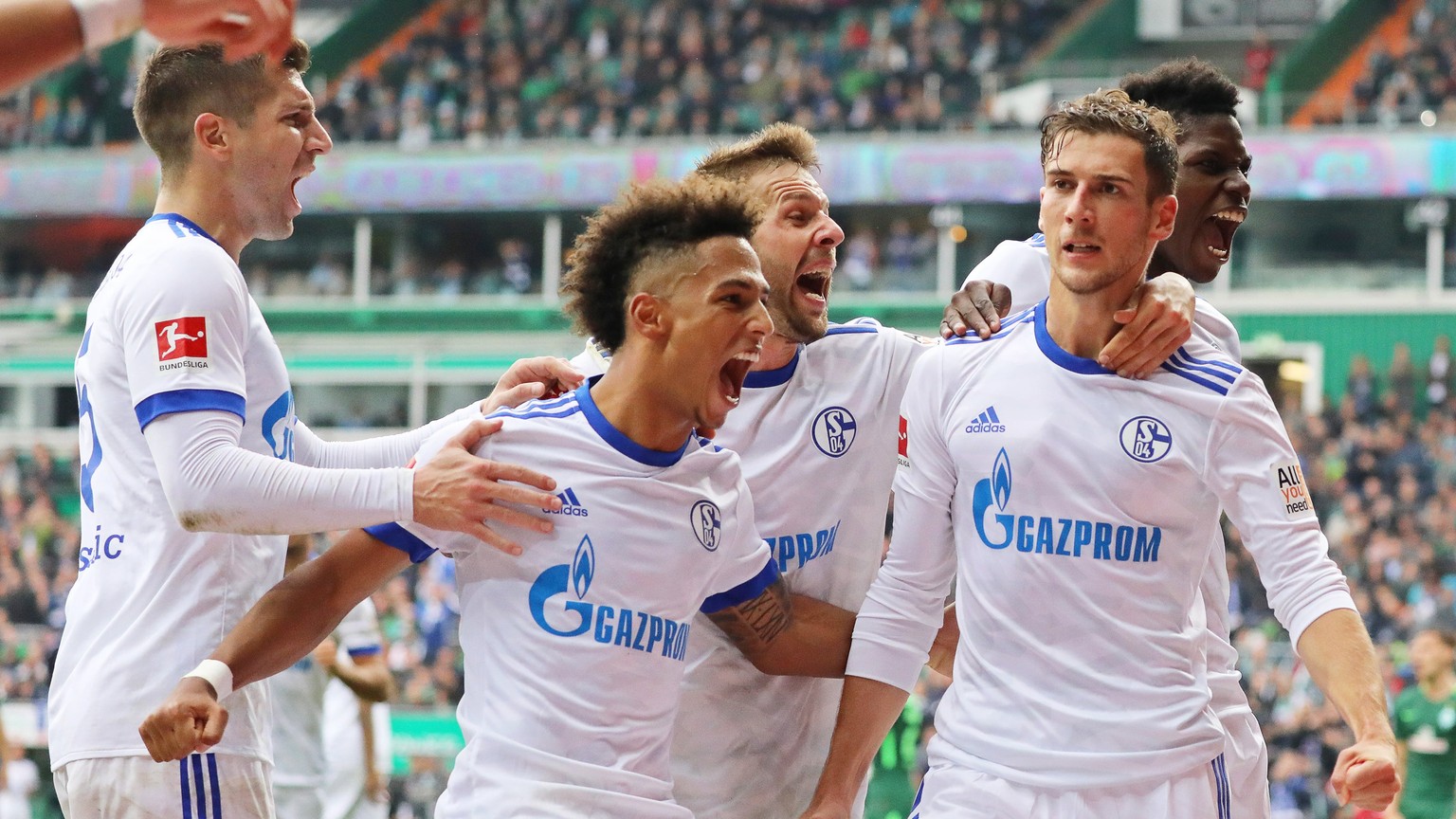 epa06208617 Schalke&#039;s Leon Goretzka (2-R) celebrates with his teammates after scoring the 2-1 lead during the German Bundesliga soccer match between SV Werder Bremen and FC Schalke 04 in Bremen,  ...