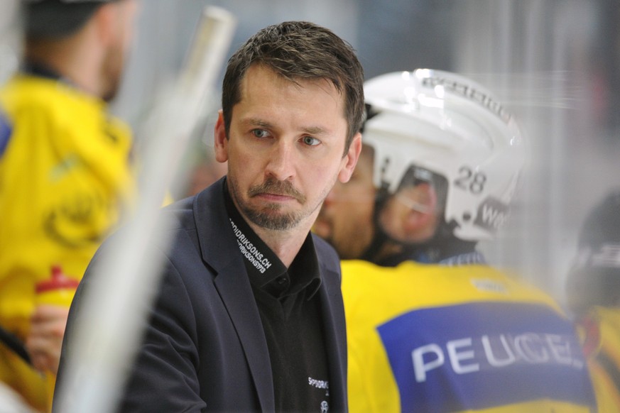 ARCHIVBILD ZUM NEUEN LEITER SPORTSTRATEGIE BEIM SC BERN --- Berns Trainer Lars Leuenberger im dritten Eishockey Playoff-Finalspiel der National League A zwischen dem HC Lugano und dem SC Bern, in der  ...