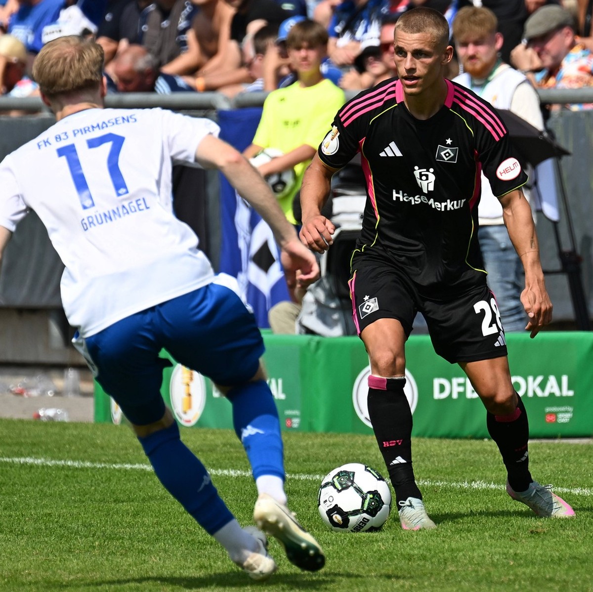 16.08.2025, xjhx, Fussball DFB Pokal 1.Runde, FK Pirmasens - Hamburger SV v.l. Manuel Gr