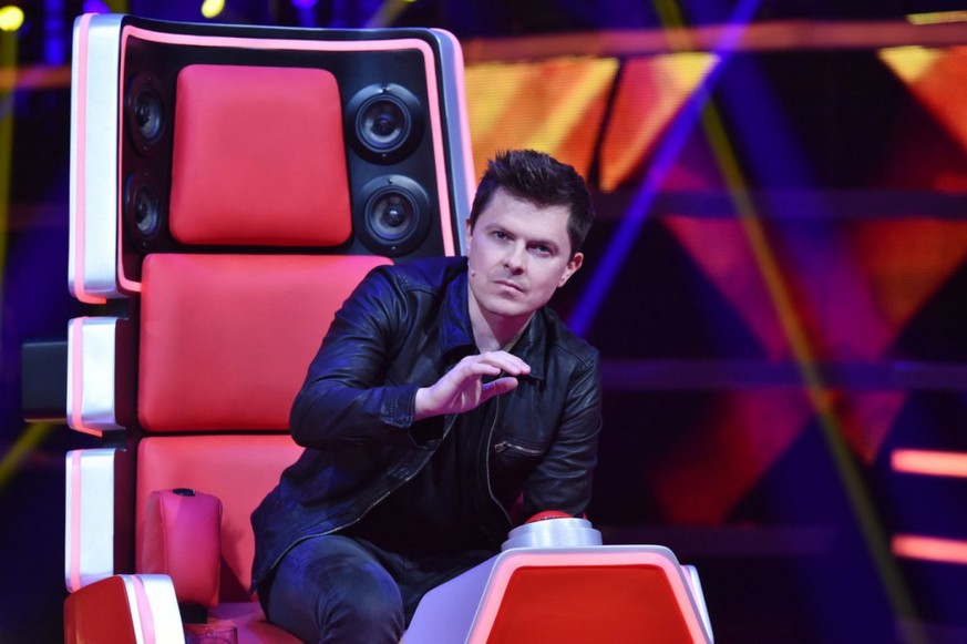 Paddy, der sich heute Michael Patrick nennt, am Buzzer von «The Voice of Germany».