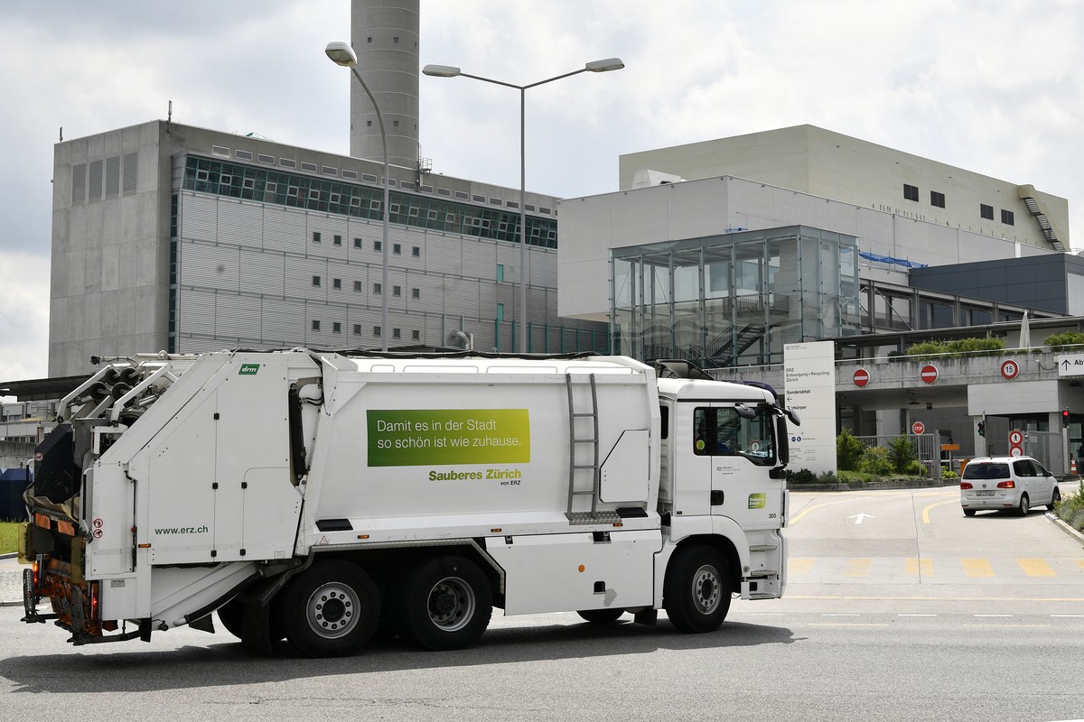 ARCHIVBILD ZUR EINSETZUNG EINER PUK IN DER ERZ-AFFAERE, AM DONNERSTAG, 7. SEPTEMBER 2017 - Ein Muellwagen faehrt zum ERZ, Entsorgung und Recycling Zuerich, an der Hagenholzstrasse in Zuerich, aufgenom ...