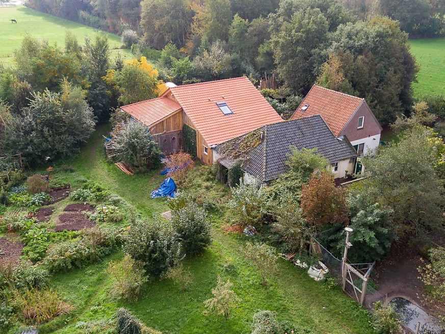 Auf diesem Bauernhof im Osten der Niederlande lebten der Mann und die sechs Jugendlichen während neun Jahren in einem Keller.