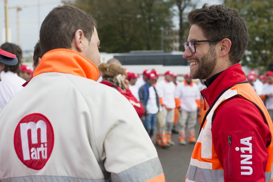 Gewerkschafter der Unia im Gespräch mit einem Bauarbeiter.