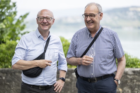 Bundesrat Guy Parmelin, rechts, diskutiert mit Vizekanzler Viktor Rossi, waehrend der Bundesratsreise, am Donnerstag, 29. Juni 2023 in Murten. (KEYSTONE/Alessandro della Valle)