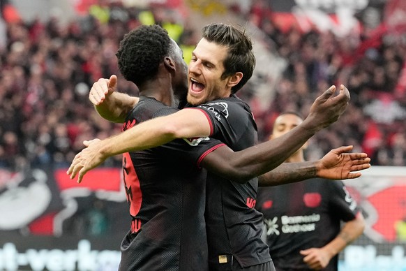 Leverkusen&#039;s Ernest Poku, left, celebrates with Leverkusen&#039;s Jonas Hofmann after scoring his side&#039;s opening goal during the German Bundesliga soccer match between Bayer Leverkusen and S ...