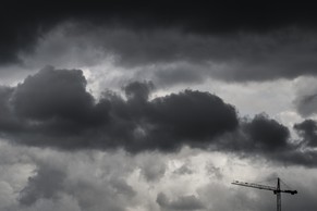 Dunkle Wolken ziehen auf: So sah der Himmel an zahlreichen Tagen im Mai 2014 aus. KEYSTONE/Ennio Leanza