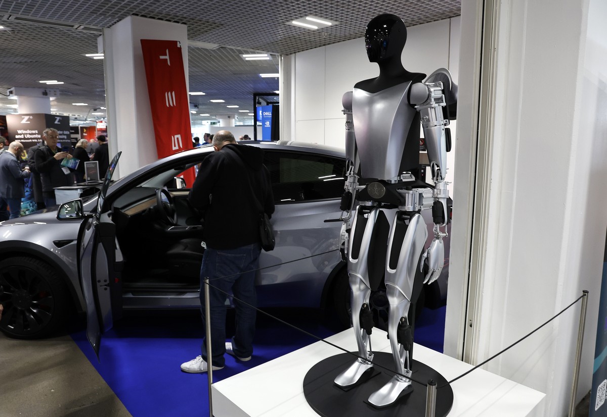 epa11136987 Tesla Bot on display at the Tesla stand during the international exhibition dedicated to artificial intelligence, 'World AI Cannes Festival 2024,' in Cannes, France, 08 February  ...