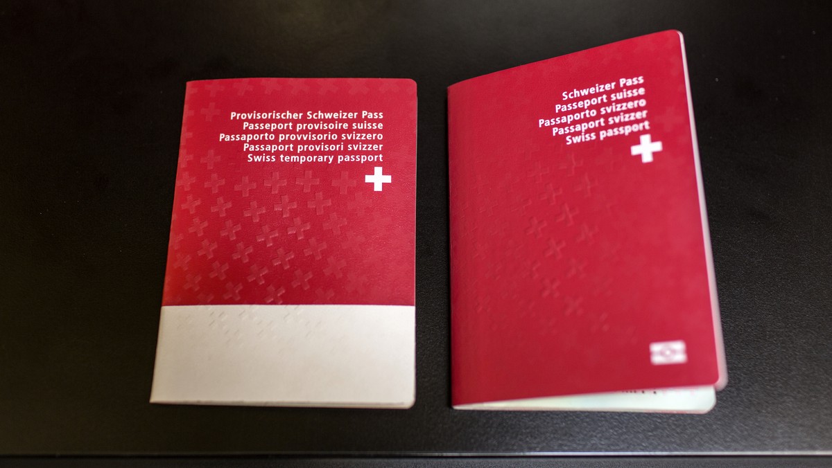 GERNE STELLEN WIR IHNEN HEUTE FOLGENDES NEUES BILDMATERIAL VOM PASSBUERO ZUERICH ZUR VERFUEGUNG --- A provisional and a biometric Swiss passport, pictured at the Passport Office in Zurich, on Septembe ...