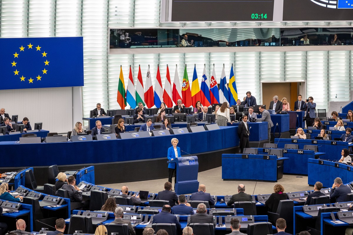 epa12435184 European Commission President Ursula von der Leyen speaks during a plenary session at the European Parliament in Strasbourg, France, 06 October 2025. The plenary session, which runs from 0 ...