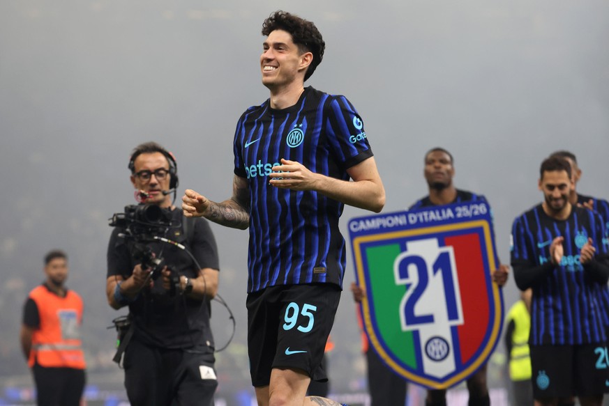 epa12930852 Inter Milan's Alessandro Bastoni and teammates celebrate winning the 2025/2026 Seire A league title after winning the Italian Serie A soccer match between Inter Milan and Parma Calcio ...