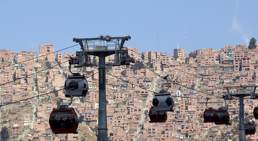 25 Millionen Menschen wurden seit 2014 mit den Seilbahnen befördert – im Hintergrund die Millionenstadt La Paz.