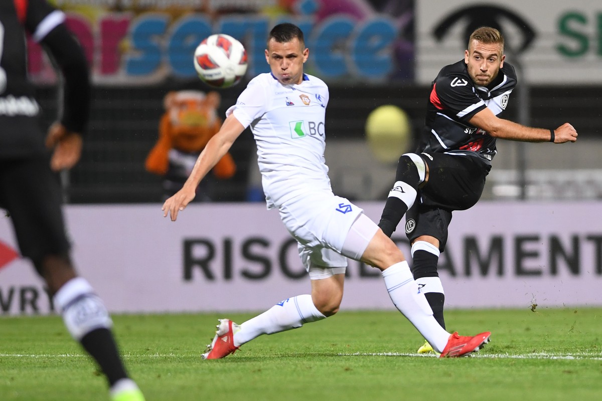 From left, Lausanne's player Cameron Puertas and Lugano's player Sandi Lovric, during the Super League soccer match FC Lugano against FC LLausanne-Sport, at the Cornaredo Stadium in Lugano,  ...