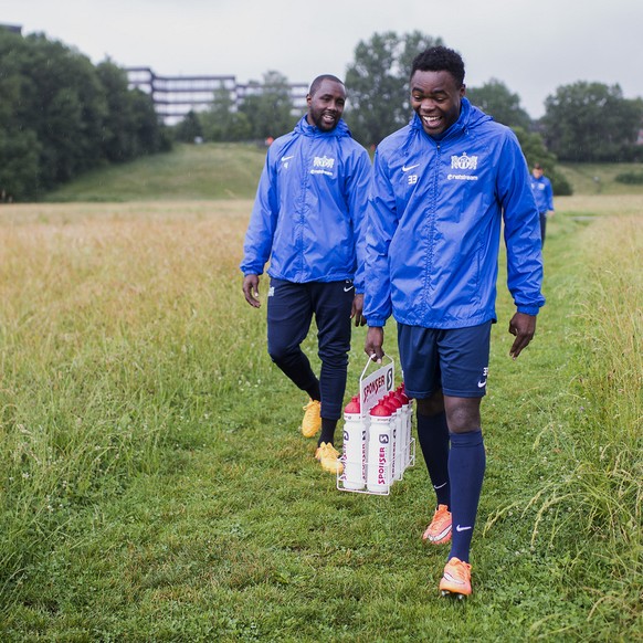 Cabral, Mitte, und Dimitri Oberlin, rechts, im Training des FC Zuerich am Montag, 15. Juni 2015 in Zuerich. (KEYSTONE/Ennio Leanza)