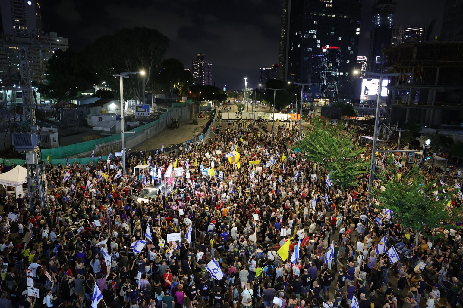 epa11644083 Protesters calling for a ceasefire and for the release of Israeli hostages held by Hamas in Gaza, near the Kirya in Tel Aviv, Israel, 05 October 2024. According to a statement by the Israe ...
