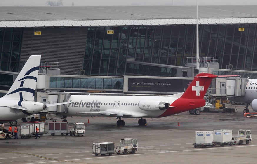 Das beklaute Helvetic-Flugzeug am Flughafen in Brüssel, 2013.