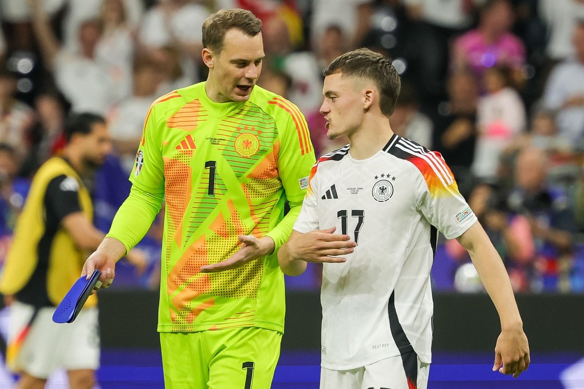 23.06.2024, Hessen, Frankfurt/M.: Fu�ball: EM, Schweiz - Deutschland, Vorrunde, Gruppe A, 3. Spieltag, Frankfurt Arena, Deutschlands Torwart Manuel Neuer und Spieler Florian Wirtz gehen nach dem Spiel ...