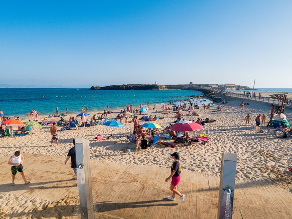 Badestrand in Tarifa, Andalusien, Spanien, Europa. Im Hintergrund die Insel von Tarifa, der südlichte Punkt Europas *** Bathing beach in Tarifa, andalusia, Spain, Europe at Background the Island from  ...