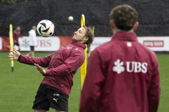 Skifahrer Marco Odermatt, hinten, in Aktion neben Ruben Vargas, im Training der Schweizer Fussball Nationalmannschaft im Vorbereitungscamp zur Europameisterschaft, am Freitag, 31. Mai 2024, in St. Gal ...