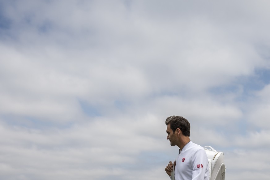 ARCHIVBILD ZUR MELDUNG, DASS ROGER FEDERER ERST 2021 AUF DIE ATP-TOUR ZURUECKKEHREN WIRD - Roger Federer of Switzerland arrives for a training session at the All England Lawn Tennis Championships in W ...