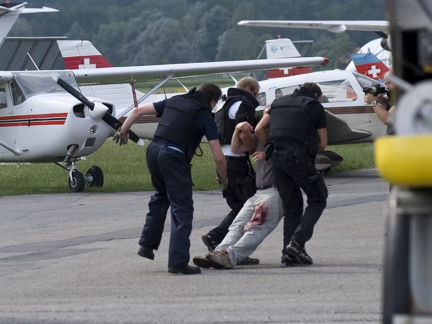 Zwei Polizisten der Sondereinheit Enzian bringen am Mittwoch, 1. Juli 2009, waehrend einer Notfalluebung eine angeschossene Geisel vom Fugzeug weg in Sichertheit. Das Personal und die Einsatzkraefte d ...