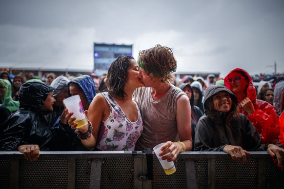 epa06104321 Festival-goers kiss as they enjoy the performance of French singer Jerome Fagnet aka Broken Back, during the 42nd Paleo Festival, in Nyon, Switzerland, on Saturday, July 22, 2017. The even ...